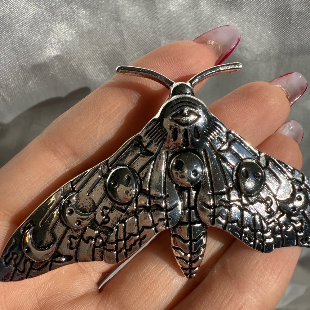 Vintage Moth Hair Clip – Gothic Silver Hair Accessory, Retro Barrette for Women - Picture 4 of 6